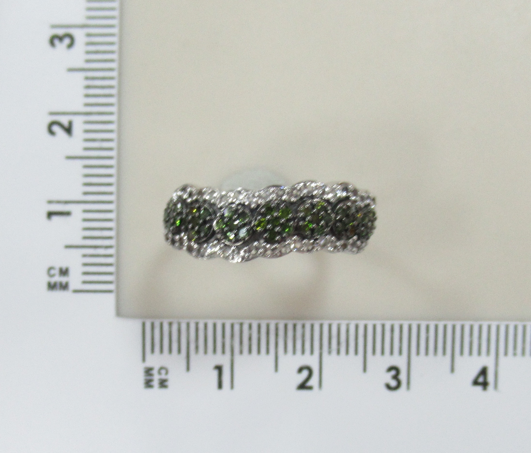 Серебряное кольцо с зелеными бриллиантами